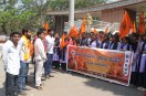 छात्र हितों के समर्थन में हाथों में बैनर और भगवा ध्वज लिए जुटे छात्र-छात्राएं।