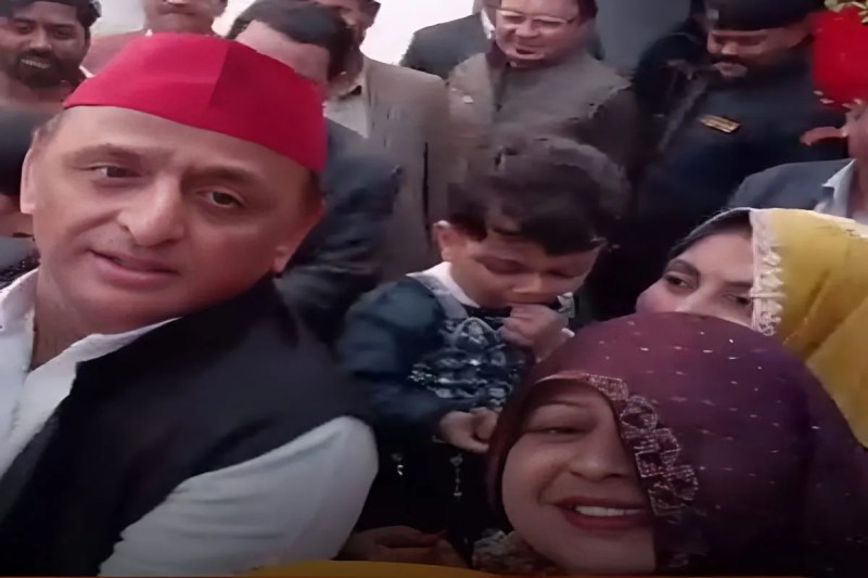 know about viral women who took selfie with akhilesh yadav etawah