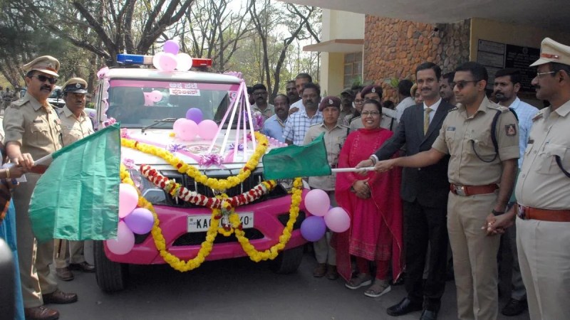 शिवमोग्गा में अक्का पडे कमांडो दस्ता शुरू करते हुए।