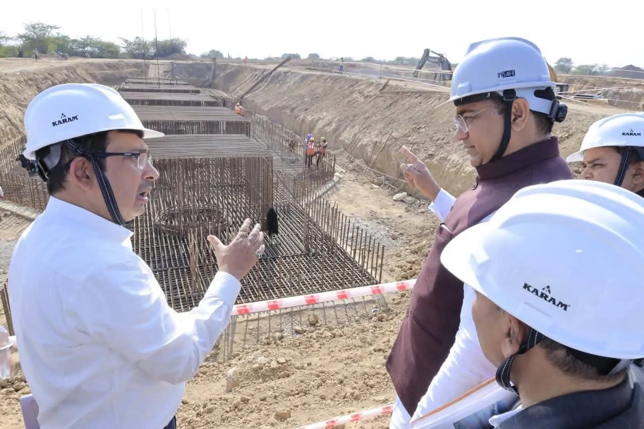 दो किलोमीटर पैदल चले मंत्री, हर चीज को बारीकी से देखा