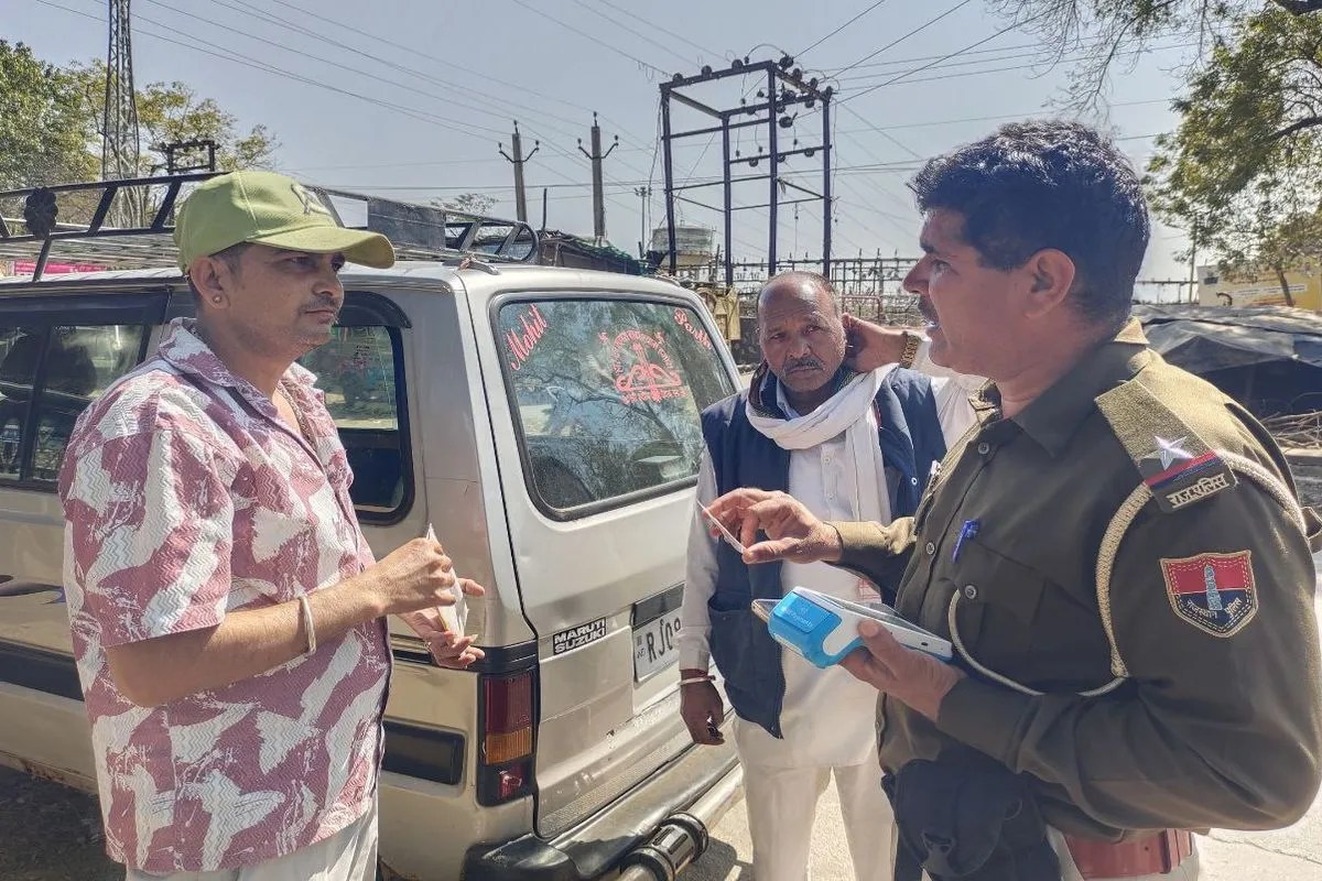 नियमों के विपरीत दौड़ते मिले ऑटो और वैन, चालान बनाए