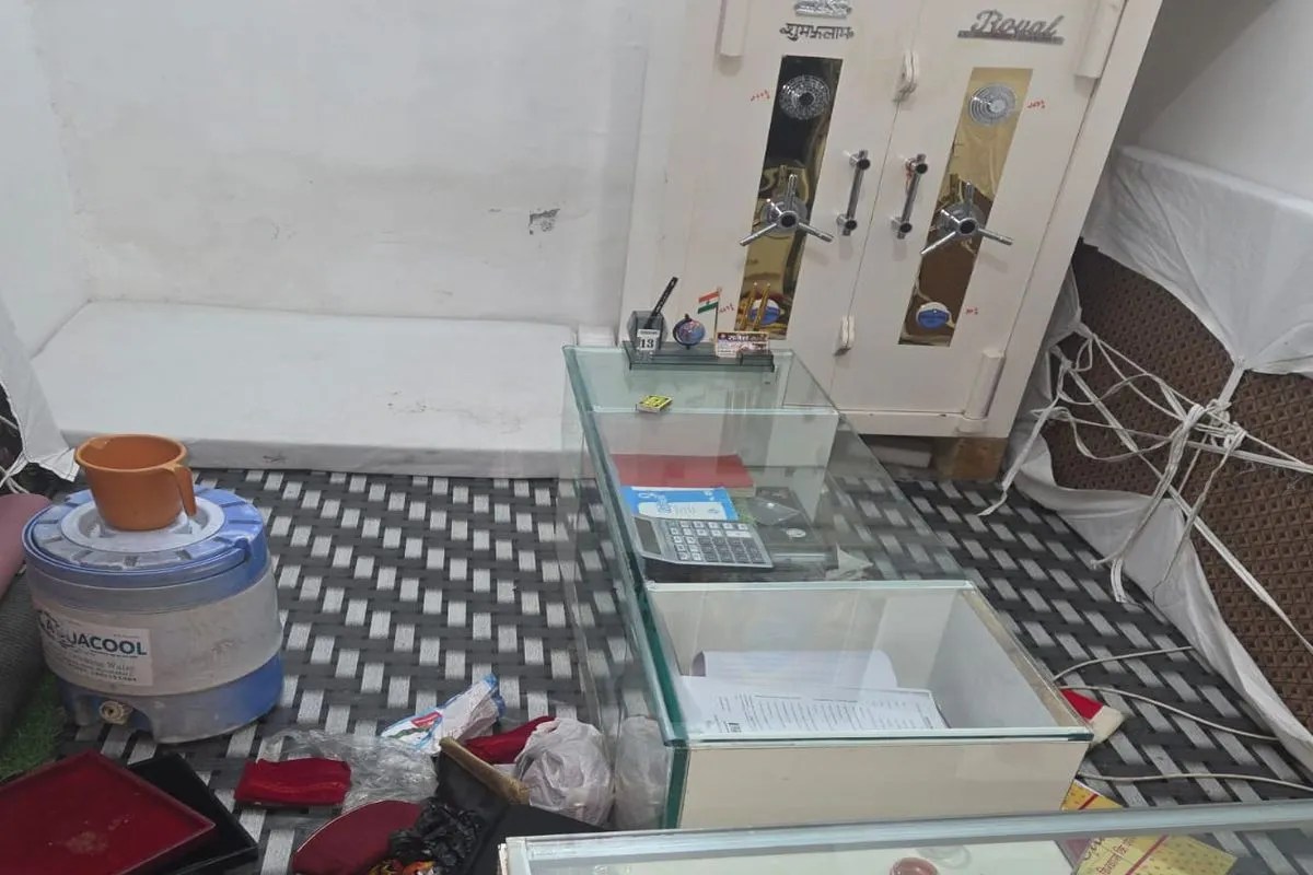 दो दुकानों के ताले तोड़ सोने के आभूषण समझ आर्टिफिशियल गहने ले गए