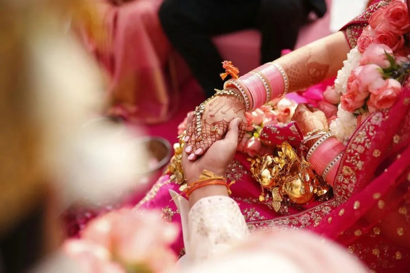 आंख में मिर्च डालकर बहू की पिटाई का सनसनीखेज आरोप