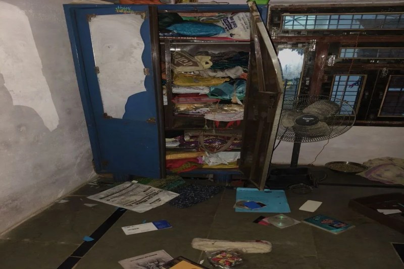 - दिन के समय वारदात, नकद 15 हजार रुपए भी ले गए, मुख्य गेट का तोड़ा ताला