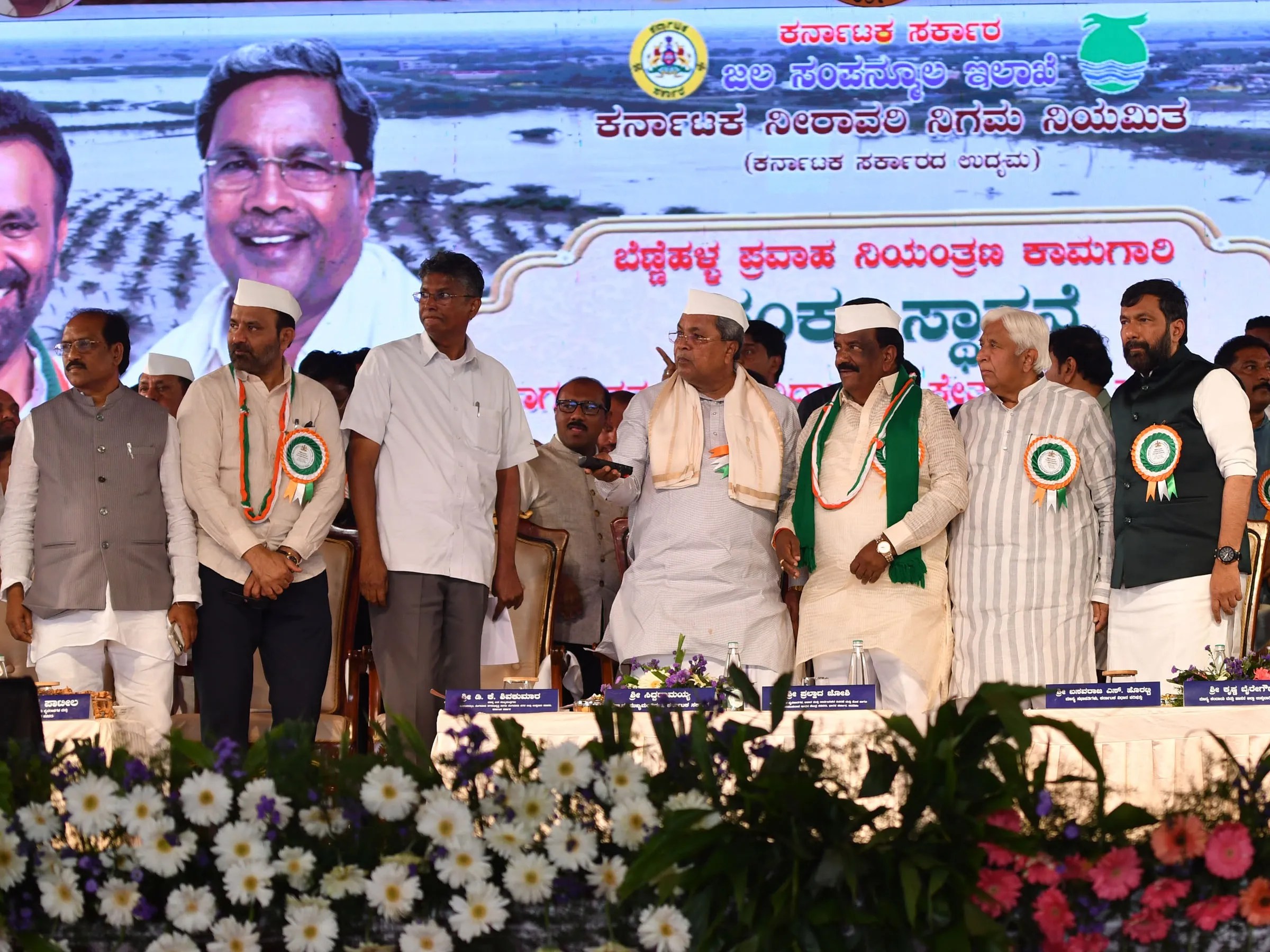 शिरगुप्पी (कर्नाटक) में मुख्यमंत्री सिद्धरामय्या ने नवलगुंड विधायक एन.एच. कोनारेड्डी, जिला प्रभारी मंत्री संतोष लाड, कानून मंत्री एच.के. पाटिल एवं अन्य जनप्रतिनिधियों की उपस्थिति में 350 करोड़ रुपए की बेन्ने हल्ला बाढ़ नियंत्रण एवं विभिन्न विकास परियोजनाओं का उद्घाटन व शिलान्यास किया।