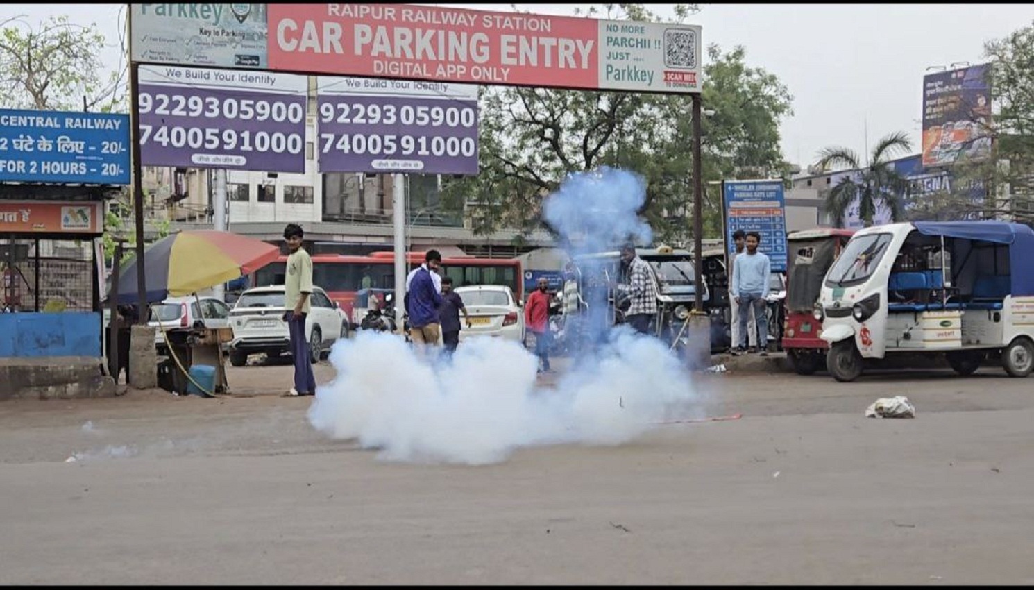 Bad Habits : स्टेशन परिसर में युवक ने फोड़े पटाखे, जीआरपी रही मूकदर्शक