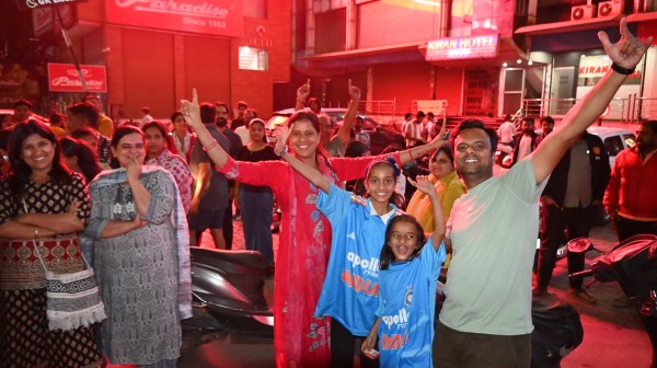 टी-20 वर्ल्ड कप में पाकिस्तान को 61 रन से हराने पर झूमते शहरवासी।