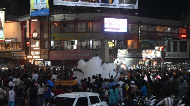 टी-20 वर्ल्ड कप में पाकिस्तान को 61 रन से हराने पर आतिशबाजी करते लोग।