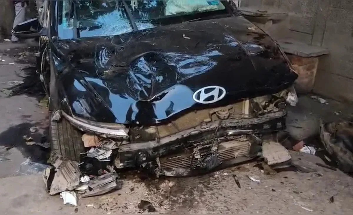 Fast speed car hits delivery boy in Delhi