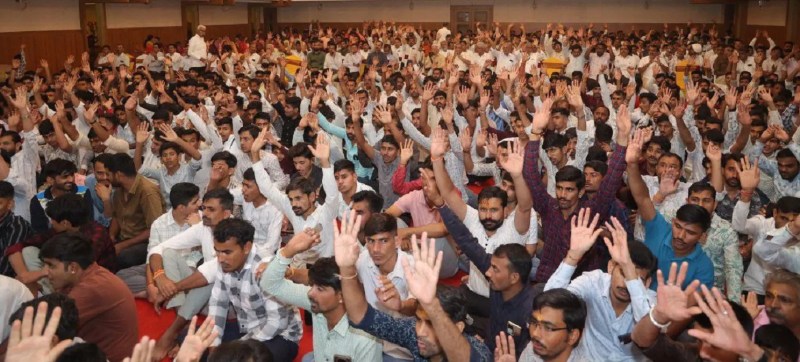 भजन संध्या के दौरान शिवभक्ति में लीन होकर भजनों का आनंद लेते श्रद्धालु।