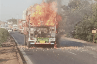 truck loaded with potatoes caught fire at Nimrani bypass video viral mp news