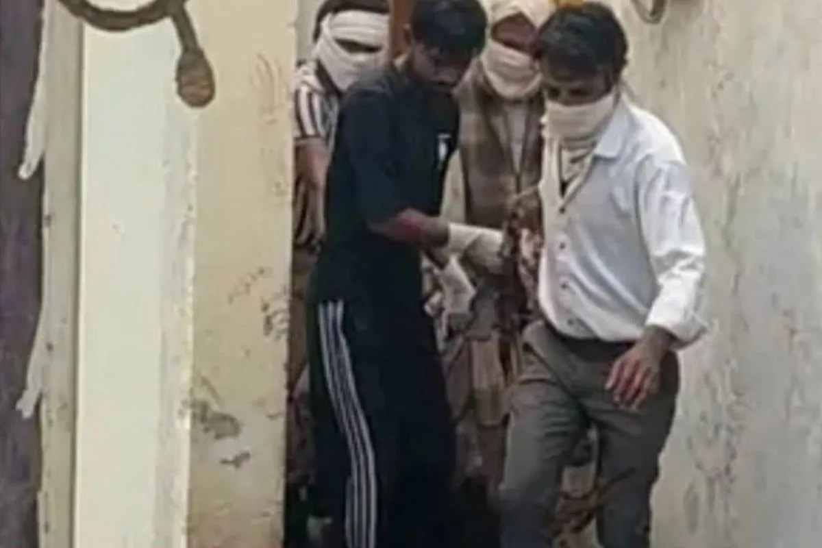 siblings lived with mothers decomposed body for 4 days claimed she was alive gwalior mp news