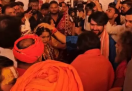 bride started crying while hugging Pandit Dhirendra Shastri at the farewell