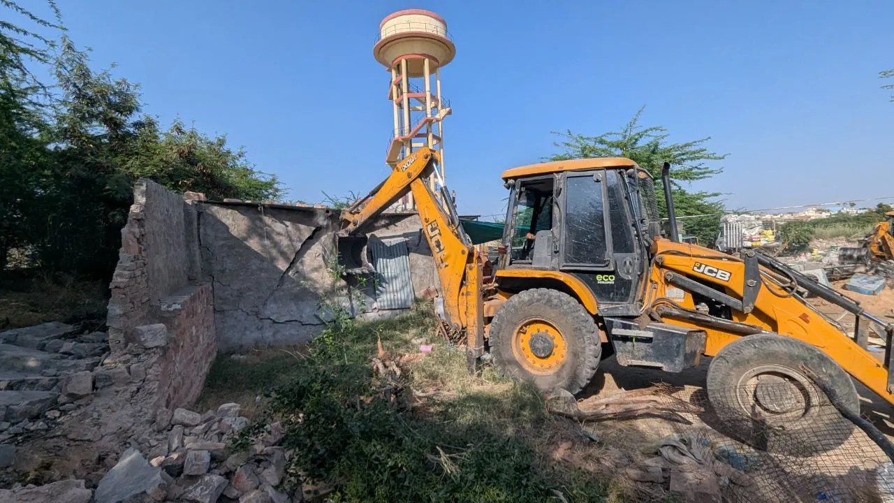 सिटी पार्क के पास तीन बीघा पर बुलडोजर: अवैध कब्जे ध्वस्त, ठोस अपशिष्ट परियोजना का रास्ता साफ