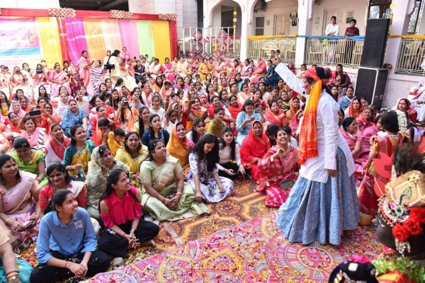 डांडिया व चंग नृत्य ने बांधा समां : चैनार से महावीर गहलोत के निर्देशन में चंग की थाप पर डांडिया नृत्य ने समां बांध दिया।