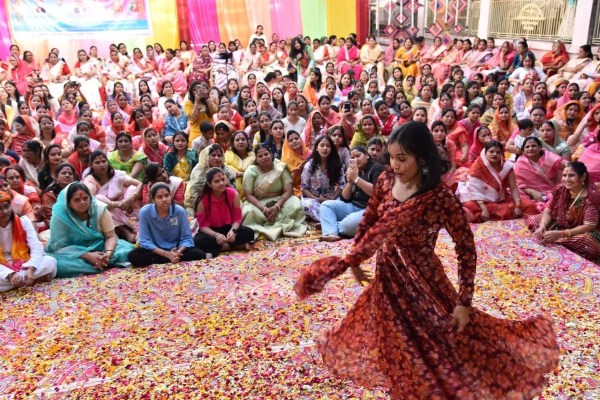 ‘आओ बहन चुगली करें’ टीम—अनुराधा बंग, मंजू तापड़िया, मंजू शर्मा, सुमित्रा व्यास, सुमन मनिहार, निशा सोनी व रिद्धि चांडक—के समर्पित प्रयासों से यह फागोत्सव यादगार बन गया।