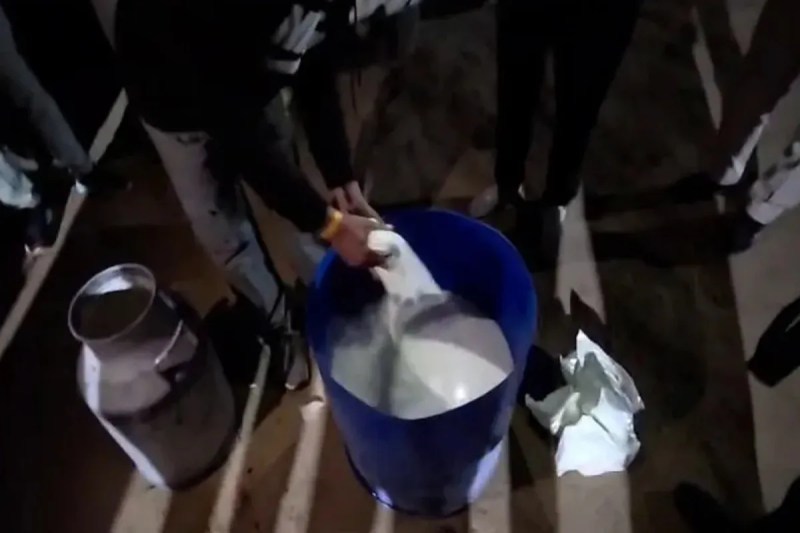 Fake milk, fake milk factory, fake milk factory in Tonk, fake milk factory in Rajasthan, Food Safety Officer APO, Food Safety Officer APO in Tonk, two constables suspended, two constables suspended in Tonk, Tonk news, नकली दूध, नकली दूध फैक्ट्री, नकली दूध फैक्ट्री इन टोंक, नकली दूध फैक्ट्री इन राजस्थान, खाद्य सुरक्षा अधिकारी एपीओ, खाद्य सुरक्षा अधिकारी एपीओ इन टोंक, दो कॉन्स्टेबल सस्पेंड, दो कॉन्स्टेबल सस्पेंड इन टोंक, टोंक न्यूज