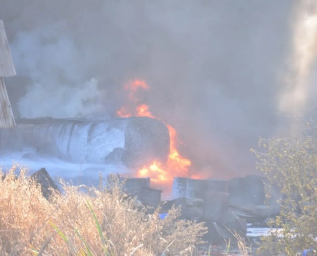 आग लगने के बाद टार फैक्ट्री से निकलती आग की लपटें।