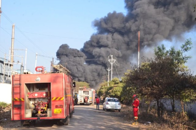  टार फैक्ट्री में लगी आग को बुझाने की मशक्कत करते दमकलकर्मी।