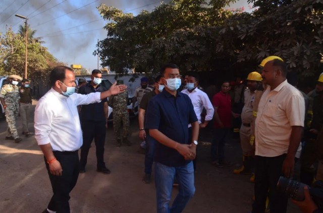 टार फैक्ट्री में आग लगने के बाद मौके पर पहुंचे आला अधिकारी। 