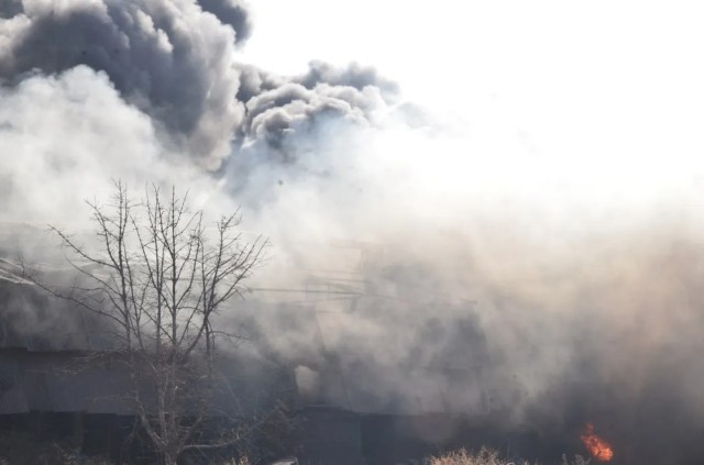 आग लगने के बाद टार फैक्ट्री से निकलता धुआं।