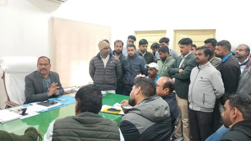 हनुमानगढ़: जोधपुर डिस्कॉम के अधीक्षण अभियंता से वार्ता करते कर्मचारी।