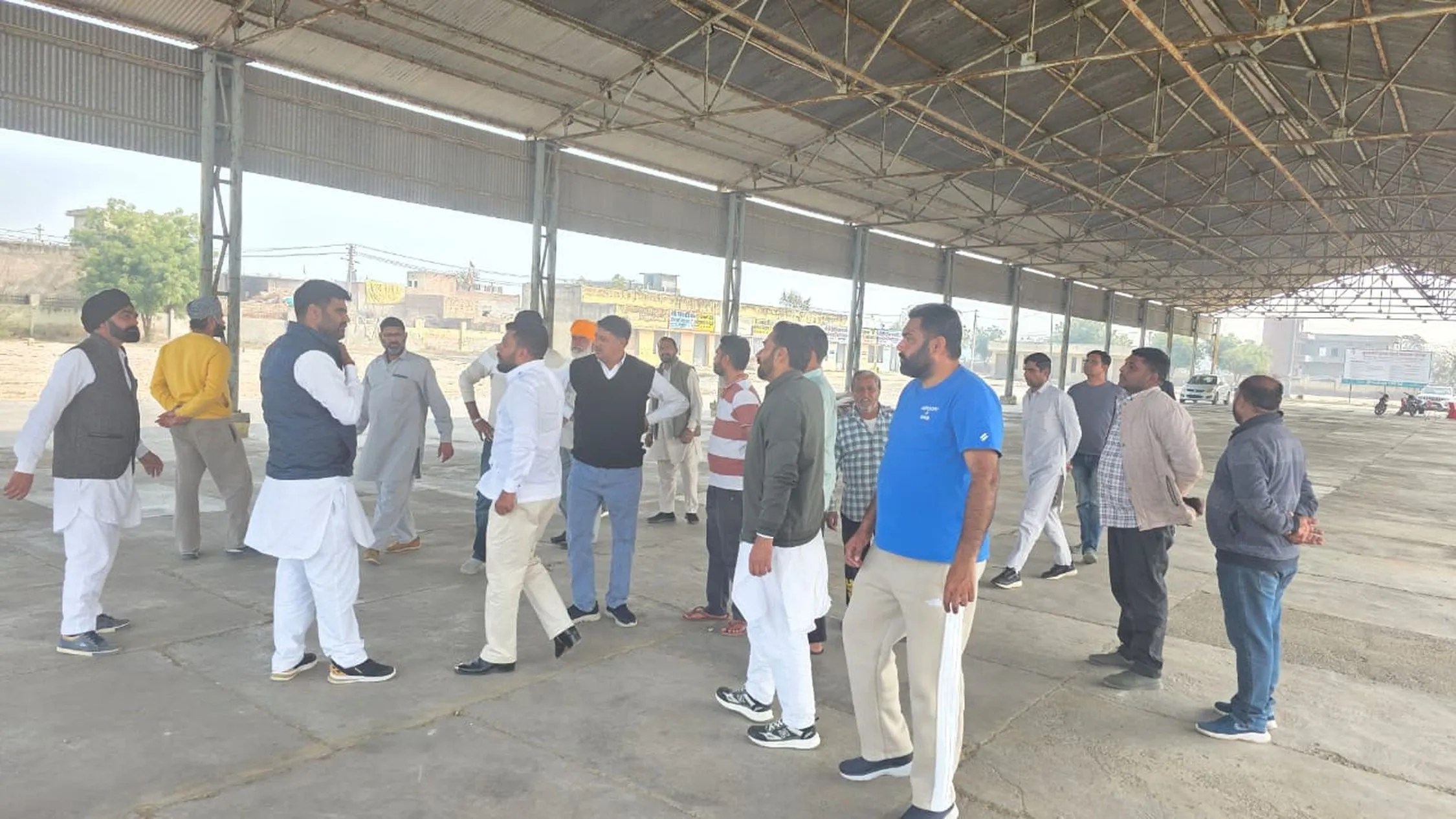 टिब्बी के तलवाड़ाझील में प्रस्तावित महा पंचायत स्थल का जायजा लेते किसान नेता।