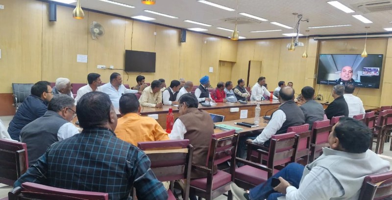 हनुमानगढ़: जिला कलक्ट्रेट सभागार में वीसी में मौजूद अधिकारी व व्यापारी।