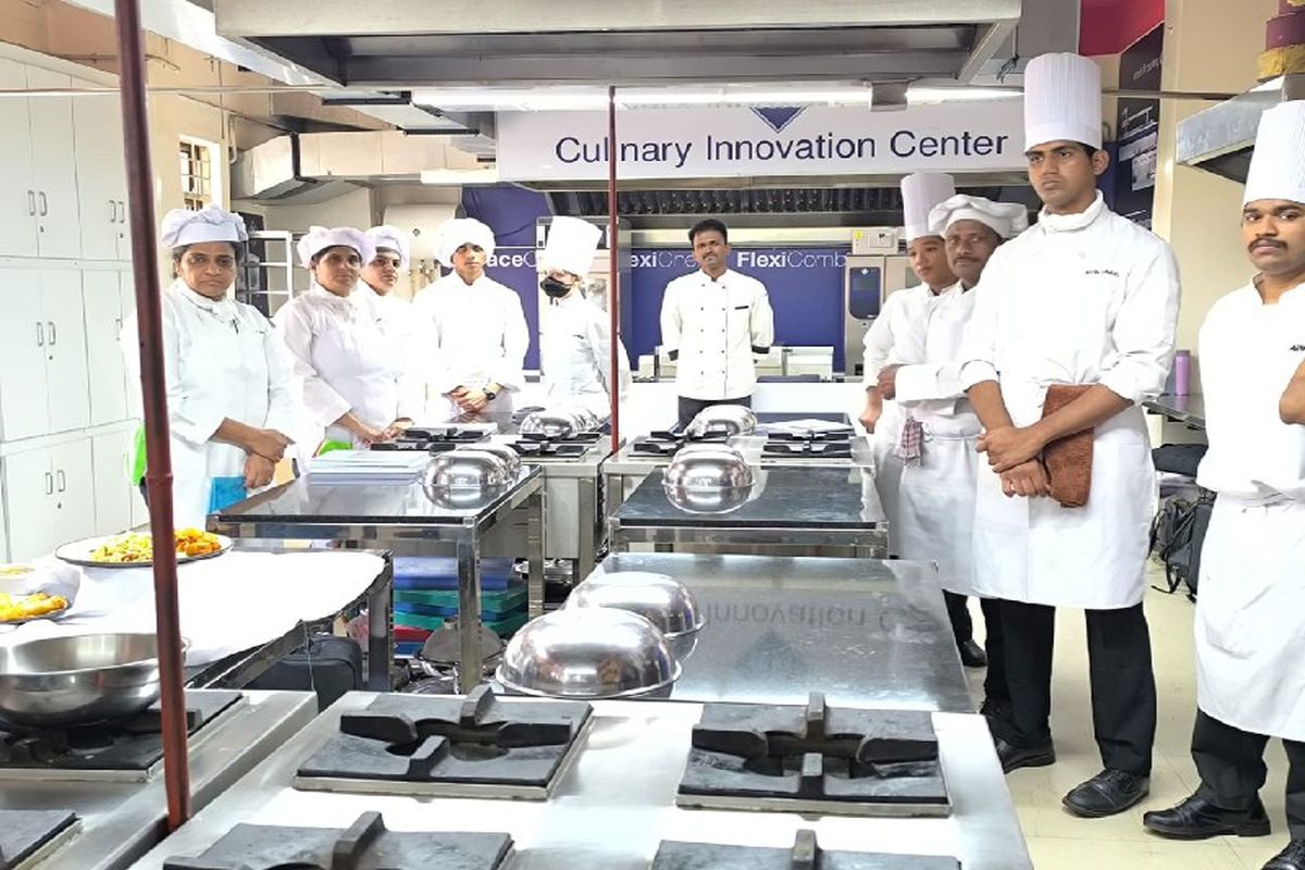 मीडिया प्रतिनिधियों को संस्थान की शैक्षणिक व्यवस्था, अत्याधुनिक आधारभूत संरचना और सक्रिय कैंपस जीवन से रूबरू कराया गया।