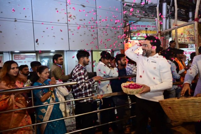 Varanasi Mahashivratri 2026, Kashi Mahashivratri news, Baba Vishwanath Mandir darshan, Kashi Vishwanath Temple crowd, Mahashivratri 2026 Varanasi, Mangal Aarti timing change, Varanasi no vehicle zone, Varanasi police security 2026,