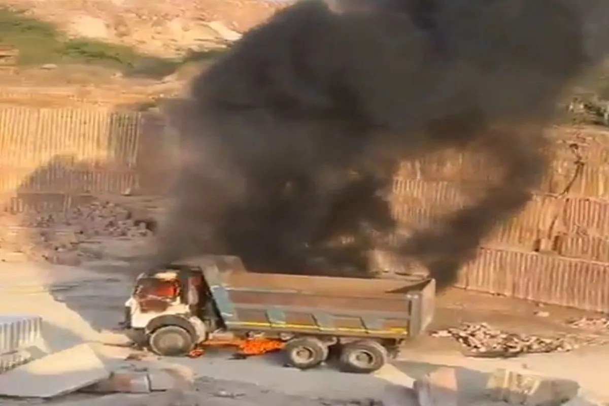 Illegal mining, illegal mining in Jodhpur, illegal mining in Rajasthan, chaos in Jodhpur, dumper burnt in Jodhpur, Jodhpur news, Rajasthan news, अवैध खनन, अवैध खनन इन जोधपुर, अवैध खनन इन राजस्थान, जोधपुर में बवाल, जोधपुर में डंपर फूंका, जोधपुर न्यूज, राजस्थान न्यूज
