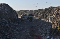 शहर के बालवा रोड स्थित डम्पिंग यार्ड में डाले जा रहे कचरे का लम्बे समय से निस्तारण नहीं होने से पहाड़ बन गए हैं