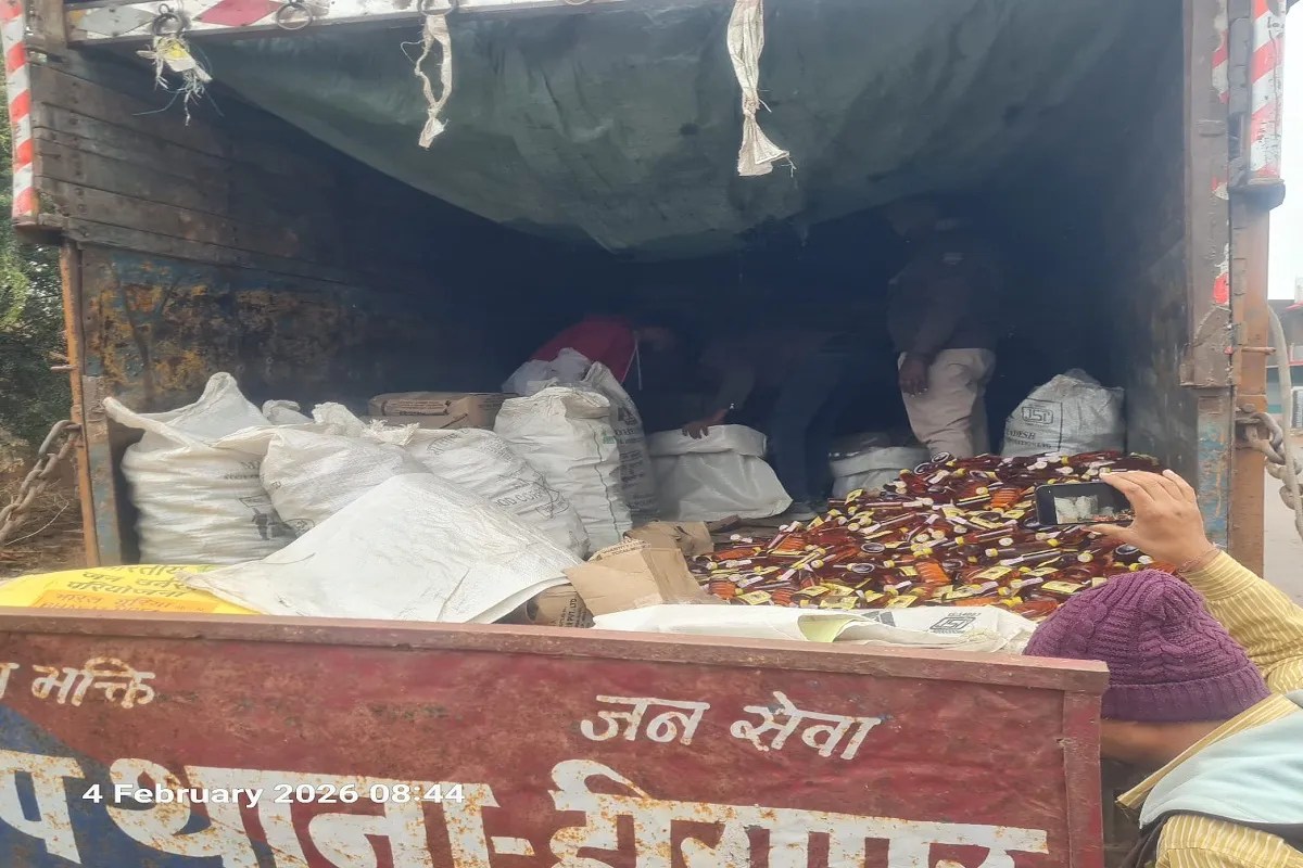 आबकारी विभाग ने ट्रक क्रमांक MP 07 MA-5050 से कुल 976 पेटी देशी मसाला मदिरा जब्त की।