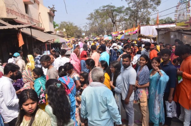 महाशिवरात्रि पर रायपुर के शिवालय में उमड़े लोग।