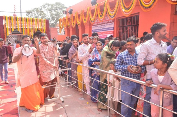 शहर के प्राचीन मंदिर में भोलेबाबा के दर्शन के लिए लगी कतारें। 