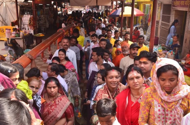 शहर के प्राचीन मंदिर में अभिषेक के लिए अपनी बारी का इंतजार करते लोग। 