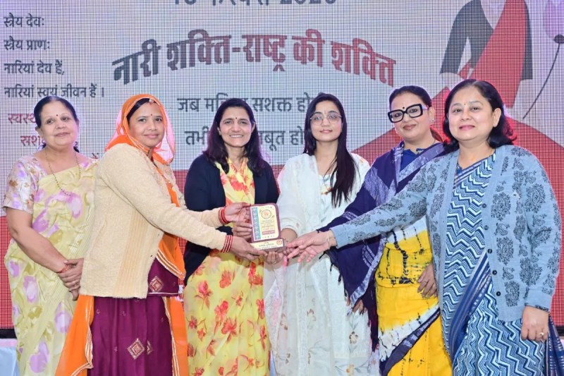 विेजेता प्रतिभागियों को पुरस्कार देकर अतिथियों ने सम्मानित किया।