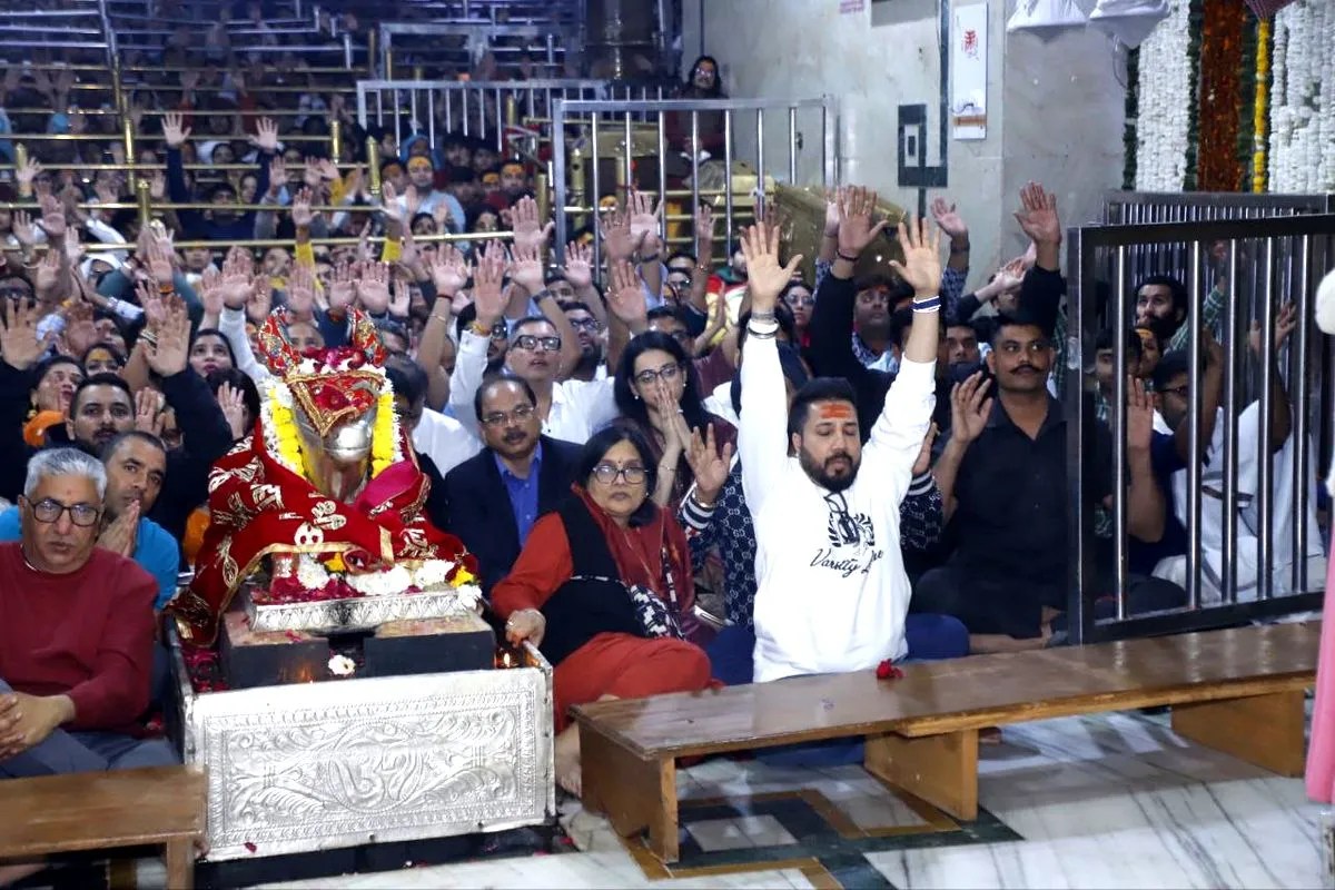 बॉलीवुड सिंगर मीका सिंह पहुंचे मंदिर, भस्म आरती में हुए शामिल