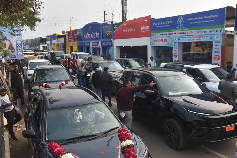 आंकड़ों के मुताबिक, अब तक 6,383 चारपहिया (कारें) और 4,494 दोपहिया वाहन बेचे जा चुके हैं
