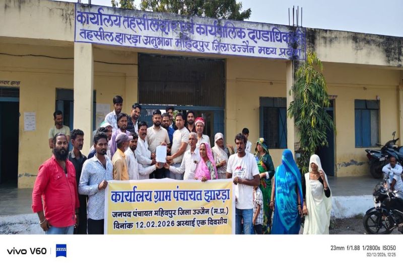 ग्राम पंचायत झारडा के 25 कर्मचारियों ने मुख्यमंत्री के नाम तहसीलदार को सौंपा आवेदन कम वेतन और अस्थायी सेवा से कर्मचारी परेशान