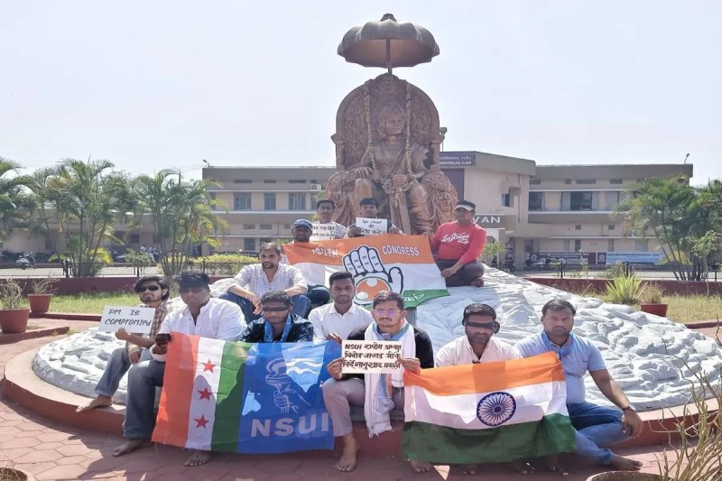 विक्रम विश्वविद्यालय परिसर में एनएसयूआई का मौन धरना