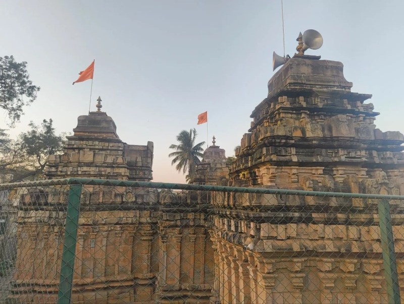 ओल्ड हुब्बल्ली स्थित ऐतिहासिक भवानीशंकर मंदिर के प्राचीन शिखरों पर सुशोभित कलश, जो इसकी ऐतिहासिक स्थापत्य कला की पहचान हैं।