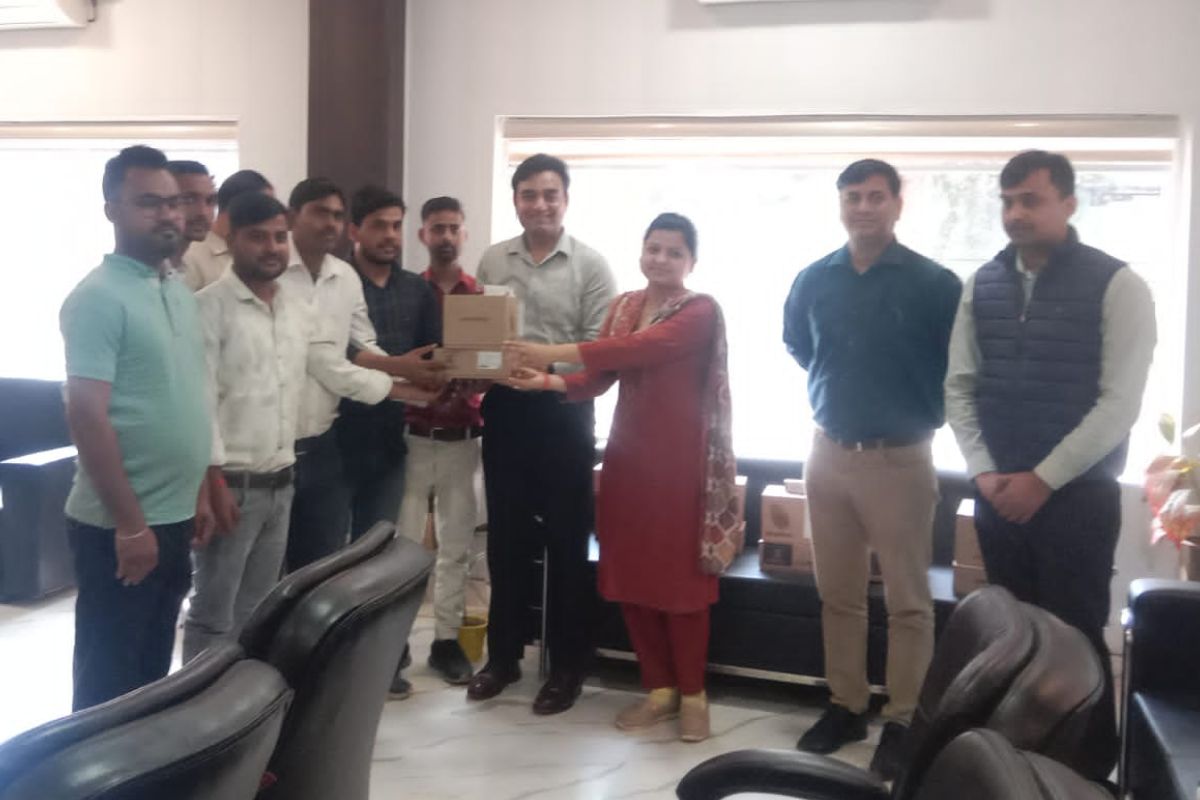 पंचायत सहायकों को उपकरण देते अधिकारी फोटो सोर्स विभाग