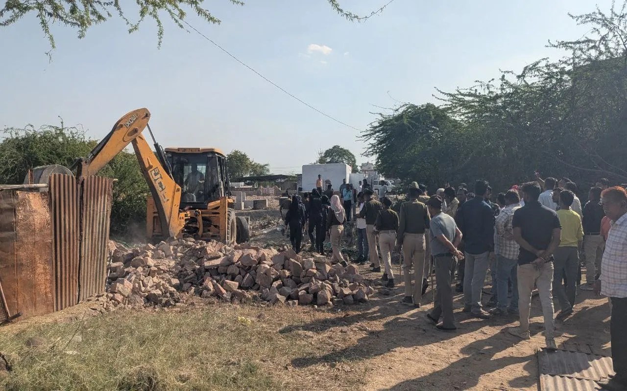 Nagaur patrika…परिषद की जमीन पर चला बुलडोजर, विरोध के बीच तीन बीघा से हटे अवैध कब्जे…VIDEO