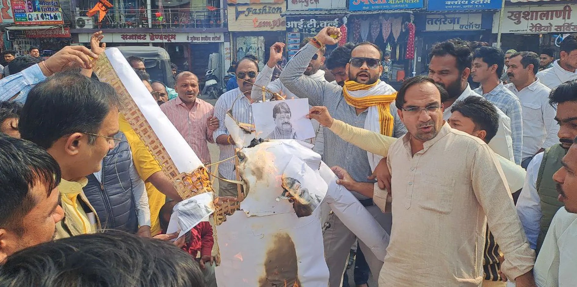 औकात विवाद पर फूटा कांग्रेस का गुस्सा, किया मंत्री कैलाश विजयवर्गीय के खिलाफ प्रदर्शन