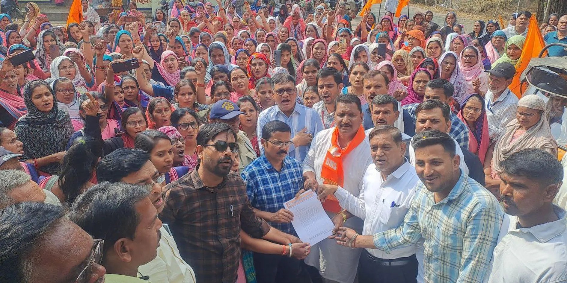 विरोध दिवस… केंद्र एवं राज्य सरकार के खिलाफ किया प्रदर्शन, मुख्यमंत्री के नाम सौंपा ज्ञापन