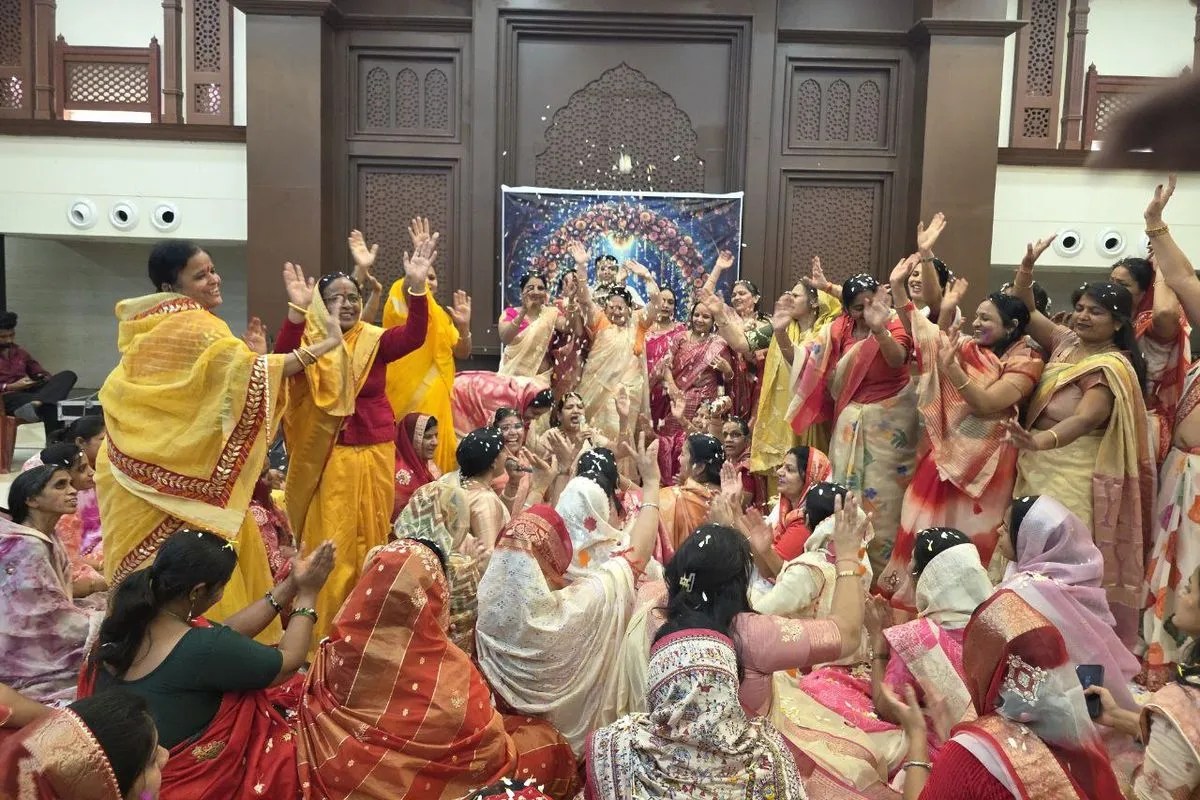 फागुन के रंग में रंगा आशीर्वाद भवन, भजनों पर झूमे श्रद्धालु