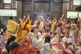फागुन के रंग में रंगा आशीर्वाद भवन, भजनों पर झूमे श्रद्धालु