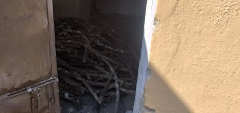 छोटी घोंदी के शौचालय का दरवाजा टूटा, बाहर से लाना पड़ता है पानी