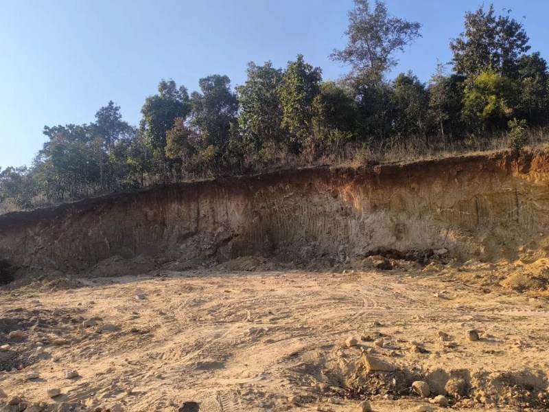 अति नक्सल प्रभावित चुक्काटोला व पंडरापानी में अवैध खनन का आरोप - ग्रामीण बोले, खनन के बाद हादसे को निमंत्रण दे रहे गड्ढे